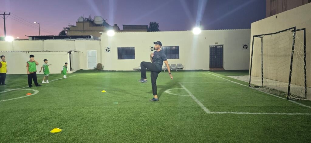 اكاديمية ساعة الطفل الرياضي تدريبات التايكواندو أكاديمية ساعة الطفل الرياضي هي مؤسسة متخصصة تُعنى بتطوير مهارات الأطفال في بيئة آمنة ومراقبة. تم تصميم جميع مرافق الأكاديمية بعناية لتلبية احتياجات الطلاب بما يضمن تقديم خدمات متكاملة تشمل الجوانب الرياضية، الثقافية، والسلوكية. من خلال هذه الخدمات، تبرز الأكاديمية كواحدة من المؤسسات الرائدة في هذا المجال. توفر الأكاديمية برامج تدريبية متجددة في مختلف المجالات الرياضية مثل كرة القدم، التايكواندو، الكاراتيه، الدفاع عن النفس، والسباحة. تهدف هذه البرامج إلى تعزيز القدرات البدنية للأطفال وتحسين مهاراتهم الرياضية بشكل عام. علاوة على ذلك، تُقدم الأكاديمية برامج تعديل السلوك التي تساهم في تحسين الجوانب النفسية والسلوكية للطلاب، مما يساعدهم على تحقيق توازن شامل في حياتهم. كما تهتم أكاديمية ساعة الطفل الرياضي بمتابعة النظام الصحي والنفسي للأطفال، حيث تقدم برامج مخصصة لمتابعة الوزن وتقديم النصائح الغذائية الصحية. يتم تنفيذ هذه البرامج تحت إشراف متخصصين في مجالات الصحة النفسية والتغذية، مما يضمن حصول الأطفال على الرعاية اللازمة لتحقيق أهدافهم الصحية والبدنية. تسعى الأكاديمية إلى توفير بيئة شاملة تساعد الأطفال على النمو والتطور في جميع النواحي. يحصل الطفل في الأكاديمية على العناية النفسية، الرياضية، والعلمية، مما يسهم في بناء شخصية متكاملة وقادرة على مواجهة التحديات المستقبلية. بفضل الله، تمكنت أكاديمية ساعة الطفل الرياضي من خلق بيئة تعليمية مُحفزة وممتعة، مما يجعلها الخيار المثالي للأهل الذين يسعون لتوفير أفضل الفرص لأطفالهم. أكاديمية ساعة الطفل الرياضي للأطفال تقدم برنامجاً يومياً يتضمن أكثر من 5 ساعات من الأنشطة المتنوعة التي تهدف إلى تفريغ طاقات الأطفال في المكان المناسب. البرنامج يشمل مجموعة واسعة من الأنشطة التعليمية والترفيهية التي تساعد على تنمية مهارات الطفل بشكل شامل. من بين هذه الأنشطة، تعليم وتحسين الخط العربي الذي سيتم إدراجه قريبا ، و المحافظه على أوقات الصلاه، وهي أنشطة تساهم في تنمية الجوانب العلمية والدينية للطفل. كما توفر الأكاديمية مرافق مخصصة للأطفال تشمل ملاعب متعددة الاستخدامات، مسبح، وصالات تدريب للألعاب القتالية. هذه المرافق تم تجهيزها بأحدث المعدات وتدار بواسطة مدربين محترفين لضمان سلامة الأطفال وتقديم تجربة تعليمية ممتعة. الألعاب الترفيهية مثل تيليماتش وألعاب اللياقة البدنية تساهم في تعزيز النشاط البدني للأطفال، كما أنها تساعدهم على تطوير مهارات التعاون والعمل الجماعي. لتعزيز الدافعية والتحفيز، تقدم الأكاديمية جوائز ومكافآت مستمرة للأطفال. هذه الجوائز ليست فقط لتحفيزهم على المشاركة في الأنشطة، بل أيضاً لتعزيز الثقة بالنفس والشعور بالإنجاز. التنوع الكبير في البرامج والمرافق يتيح للأطفال فرصاً متعددة لاكتشاف مواهبهم وتطويرها، سواء كانت في المجال الرياضي أو العلمي أو النفسي. بفضل هذا التنوع، يمكن للأطفال في أكاديمية ساعة الطفل الرياضي تنمية مهاراتهم بطريقة شاملة تتضمن جميع الجوانب النفسية، الرياضية، والعلمية. إن الأكاديمية تركز على توفير بيئة آمنة وداعمة تتيح للأطفال الفرصة للتعلم والنمو في جو من المرح والإبداع. #نادي_أطفال_في#حائل,#نادي_أطفال,#كوره_قدم,#كره_قدم#تدريب_سباحه_للاطفال#لياقه#تدريب_ لياقه_للأطفال #تخسيس_للاطفال #تعديل_سلوكي #للاطفال #اكاديمية_أطفال #الطفل_ السعيد,#كراتيه #كراتيه_للاطفال #العاب_اطفال_في_حائل #العاب_أطفال #كره_طائره #جمباز_للاطفال #جمباز_في_حائل #العاب_ترفيه_للاطفال #العاب_ترفيه #أطفال #اطفال #طفل #نادي_الطفل