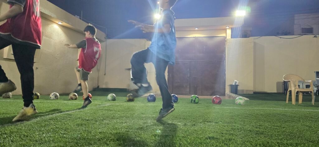 اكاديمية ساعة الطفل الرياضي تدريبات التايكواندو أكاديمية ساعة الطفل الرياضي هي مؤسسة متخصصة تُعنى بتطوير مهارات الأطفال في بيئة آمنة ومراقبة. تم تصميم جميع مرافق الأكاديمية بعناية لتلبية احتياجات الطلاب بما يضمن تقديم خدمات متكاملة تشمل الجوانب الرياضية، الثقافية، والسلوكية. من خلال هذه الخدمات، تبرز الأكاديمية كواحدة من المؤسسات الرائدة في هذا المجال. توفر الأكاديمية برامج تدريبية متجددة في مختلف المجالات الرياضية مثل كرة القدم، التايكواندو، الكاراتيه، الدفاع عن النفس، والسباحة. تهدف هذه البرامج إلى تعزيز القدرات البدنية للأطفال وتحسين مهاراتهم الرياضية بشكل عام. علاوة على ذلك، تُقدم الأكاديمية برامج تعديل السلوك التي تساهم في تحسين الجوانب النفسية والسلوكية للطلاب، مما يساعدهم على تحقيق توازن شامل في حياتهم. كما تهتم أكاديمية ساعة الطفل الرياضي بمتابعة النظام الصحي والنفسي للأطفال، حيث تقدم برامج مخصصة لمتابعة الوزن وتقديم النصائح الغذائية الصحية. يتم تنفيذ هذه البرامج تحت إشراف متخصصين في مجالات الصحة النفسية والتغذية، مما يضمن حصول الأطفال على الرعاية اللازمة لتحقيق أهدافهم الصحية والبدنية. تسعى الأكاديمية إلى توفير بيئة شاملة تساعد الأطفال على النمو والتطور في جميع النواحي. يحصل الطفل في الأكاديمية على العناية النفسية، الرياضية، والعلمية، مما يسهم في بناء شخصية متكاملة وقادرة على مواجهة التحديات المستقبلية. بفضل الله، تمكنت أكاديمية ساعة الطفل الرياضي من خلق بيئة تعليمية مُحفزة وممتعة، مما يجعلها الخيار المثالي للأهل الذين يسعون لتوفير أفضل الفرص لأطفالهم. أكاديمية ساعة الطفل الرياضي للأطفال تقدم برنامجاً يومياً يتضمن أكثر من 5 ساعات من الأنشطة المتنوعة التي تهدف إلى تفريغ طاقات الأطفال في المكان المناسب. البرنامج يشمل مجموعة واسعة من الأنشطة التعليمية والترفيهية التي تساعد على تنمية مهارات الطفل بشكل شامل. من بين هذه الأنشطة، تعليم وتحسين الخط العربي الذي سيتم إدراجه قريبا ، و المحافظه على أوقات الصلاه، وهي أنشطة تساهم في تنمية الجوانب العلمية والدينية للطفل. كما توفر الأكاديمية مرافق مخصصة للأطفال تشمل ملاعب متعددة الاستخدامات، مسبح، وصالات تدريب للألعاب القتالية. هذه المرافق تم تجهيزها بأحدث المعدات وتدار بواسطة مدربين محترفين لضمان سلامة الأطفال وتقديم تجربة تعليمية ممتعة. الألعاب الترفيهية مثل تيليماتش وألعاب اللياقة البدنية تساهم في تعزيز النشاط البدني للأطفال، كما أنها تساعدهم على تطوير مهارات التعاون والعمل الجماعي. لتعزيز الدافعية والتحفيز، تقدم الأكاديمية جوائز ومكافآت مستمرة للأطفال. هذه الجوائز ليست فقط لتحفيزهم على المشاركة في الأنشطة، بل أيضاً لتعزيز الثقة بالنفس والشعور بالإنجاز. التنوع الكبير في البرامج والمرافق يتيح للأطفال فرصاً متعددة لاكتشاف مواهبهم وتطويرها، سواء كانت في المجال الرياضي أو العلمي أو النفسي. بفضل هذا التنوع، يمكن للأطفال في أكاديمية ساعة الطفل الرياضي تنمية مهاراتهم بطريقة شاملة تتضمن جميع الجوانب النفسية، الرياضية، والعلمية. إن الأكاديمية تركز على توفير بيئة آمنة وداعمة تتيح للأطفال الفرصة للتعلم والنمو في جو من المرح والإبداع. #نادي_أطفال_في#حائل,#نادي_أطفال,#كوره_قدم,#كره_قدم#تدريب_سباحه_للاطفال#لياقه#تدريب_ لياقه_للأطفال #تخسيس_للاطفال #تعديل_سلوكي #للاطفال #اكاديمية_أطفال #الطفل_ السعيد,#كراتيه #كراتيه_للاطفال #العاب_اطفال_في_حائل #العاب_أطفال #كره_طائره #جمباز_للاطفال #جمباز_في_حائل #العاب_ترفيه_للاطفال #العاب_ترفيه #أطفال #اطفال #طفل #نادي_الطفل