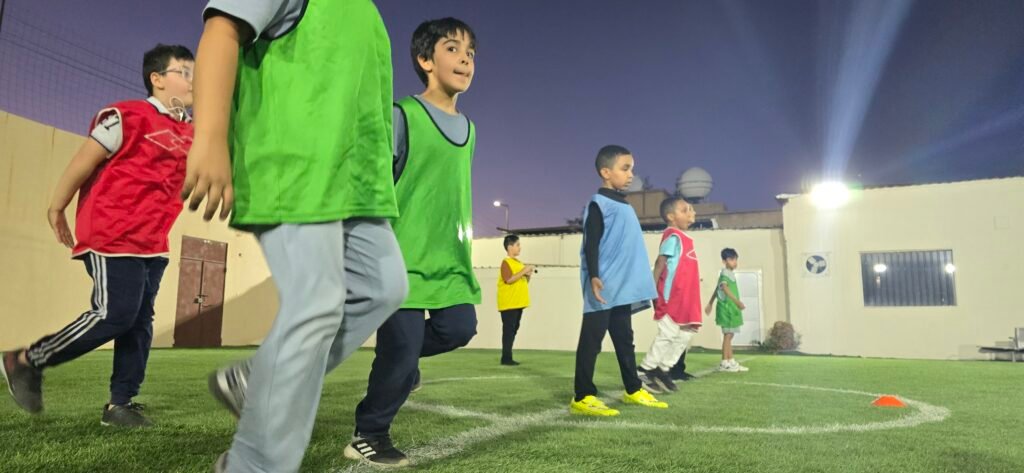 اكاديمية ساعة الطفل الرياضي تدريبات التايكواندو أكاديمية ساعة الطفل الرياضي هي مؤسسة متخصصة تُعنى بتطوير مهارات الأطفال في بيئة آمنة ومراقبة. تم تصميم جميع مرافق الأكاديمية بعناية لتلبية احتياجات الطلاب بما يضمن تقديم خدمات متكاملة تشمل الجوانب الرياضية، الثقافية، والسلوكية. من خلال هذه الخدمات، تبرز الأكاديمية كواحدة من المؤسسات الرائدة في هذا المجال. توفر الأكاديمية برامج تدريبية متجددة في مختلف المجالات الرياضية مثل كرة القدم، التايكواندو، الكاراتيه، الدفاع عن النفس، والسباحة. تهدف هذه البرامج إلى تعزيز القدرات البدنية للأطفال وتحسين مهاراتهم الرياضية بشكل عام. علاوة على ذلك، تُقدم الأكاديمية برامج تعديل السلوك التي تساهم في تحسين الجوانب النفسية والسلوكية للطلاب، مما يساعدهم على تحقيق توازن شامل في حياتهم. كما تهتم أكاديمية ساعة الطفل الرياضي بمتابعة النظام الصحي والنفسي للأطفال، حيث تقدم برامج مخصصة لمتابعة الوزن وتقديم النصائح الغذائية الصحية. يتم تنفيذ هذه البرامج تحت إشراف متخصصين في مجالات الصحة النفسية والتغذية، مما يضمن حصول الأطفال على الرعاية اللازمة لتحقيق أهدافهم الصحية والبدنية. تسعى الأكاديمية إلى توفير بيئة شاملة تساعد الأطفال على النمو والتطور في جميع النواحي. يحصل الطفل في الأكاديمية على العناية النفسية، الرياضية، والعلمية، مما يسهم في بناء شخصية متكاملة وقادرة على مواجهة التحديات المستقبلية. بفضل الله، تمكنت أكاديمية ساعة الطفل الرياضي من خلق بيئة تعليمية مُحفزة وممتعة، مما يجعلها الخيار المثالي للأهل الذين يسعون لتوفير أفضل الفرص لأطفالهم. أكاديمية ساعة الطفل الرياضي للأطفال تقدم برنامجاً يومياً يتضمن أكثر من 5 ساعات من الأنشطة المتنوعة التي تهدف إلى تفريغ طاقات الأطفال في المكان المناسب. البرنامج يشمل مجموعة واسعة من الأنشطة التعليمية والترفيهية التي تساعد على تنمية مهارات الطفل بشكل شامل. من بين هذه الأنشطة، تعليم وتحسين الخط العربي الذي سيتم إدراجه قريبا ، و المحافظه على أوقات الصلاه، وهي أنشطة تساهم في تنمية الجوانب العلمية والدينية للطفل. كما توفر الأكاديمية مرافق مخصصة للأطفال تشمل ملاعب متعددة الاستخدامات، مسبح، وصالات تدريب للألعاب القتالية. هذه المرافق تم تجهيزها بأحدث المعدات وتدار بواسطة مدربين محترفين لضمان سلامة الأطفال وتقديم تجربة تعليمية ممتعة. الألعاب الترفيهية مثل تيليماتش وألعاب اللياقة البدنية تساهم في تعزيز النشاط البدني للأطفال، كما أنها تساعدهم على تطوير مهارات التعاون والعمل الجماعي. لتعزيز الدافعية والتحفيز، تقدم الأكاديمية جوائز ومكافآت مستمرة للأطفال. هذه الجوائز ليست فقط لتحفيزهم على المشاركة في الأنشطة، بل أيضاً لتعزيز الثقة بالنفس والشعور بالإنجاز. التنوع الكبير في البرامج والمرافق يتيح للأطفال فرصاً متعددة لاكتشاف مواهبهم وتطويرها، سواء كانت في المجال الرياضي أو العلمي أو النفسي. بفضل هذا التنوع، يمكن للأطفال في أكاديمية ساعة الطفل الرياضي تنمية مهاراتهم بطريقة شاملة تتضمن جميع الجوانب النفسية، الرياضية، والعلمية. إن الأكاديمية تركز على توفير بيئة آمنة وداعمة تتيح للأطفال الفرصة للتعلم والنمو في جو من المرح والإبداع. #نادي_أطفال_في#حائل,#نادي_أطفال,#كوره_قدم,#كره_قدم#تدريب_سباحه_للاطفال#لياقه#تدريب_ لياقه_للأطفال #تخسيس_للاطفال #تعديل_سلوكي #للاطفال #اكاديمية_أطفال #الطفل_ السعيد,#كراتيه #كراتيه_للاطفال #العاب_اطفال_في_حائل #العاب_أطفال #كره_طائره #جمباز_للاطفال #جمباز_في_حائل #العاب_ترفيه_للاطفال #العاب_ترفيه #أطفال #اطفال #طفل #نادي_الطفل