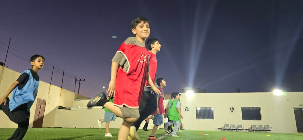 اكاديمية ساعة الطفل الرياضي تدريبات التايكواندو أكاديمية ساعة الطفل الرياضي هي مؤسسة متخصصة تُعنى بتطوير مهارات الأطفال في بيئة آمنة ومراقبة. تم تصميم جميع مرافق الأكاديمية بعناية لتلبية احتياجات الطلاب بما يضمن تقديم خدمات متكاملة تشمل الجوانب الرياضية، الثقافية، والسلوكية. من خلال هذه الخدمات، تبرز الأكاديمية كواحدة من المؤسسات الرائدة في هذا المجال. توفر الأكاديمية برامج تدريبية متجددة في مختلف المجالات الرياضية مثل كرة القدم، التايكواندو، الكاراتيه، الدفاع عن النفس، والسباحة. تهدف هذه البرامج إلى تعزيز القدرات البدنية للأطفال وتحسين مهاراتهم الرياضية بشكل عام. علاوة على ذلك، تُقدم الأكاديمية برامج تعديل السلوك التي تساهم في تحسين الجوانب النفسية والسلوكية للطلاب، مما يساعدهم على تحقيق توازن شامل في حياتهم. كما تهتم أكاديمية ساعة الطفل الرياضي بمتابعة النظام الصحي والنفسي للأطفال، حيث تقدم برامج مخصصة لمتابعة الوزن وتقديم النصائح الغذائية الصحية. يتم تنفيذ هذه البرامج تحت إشراف متخصصين في مجالات الصحة النفسية والتغذية، مما يضمن حصول الأطفال على الرعاية اللازمة لتحقيق أهدافهم الصحية والبدنية. تسعى الأكاديمية إلى توفير بيئة شاملة تساعد الأطفال على النمو والتطور في جميع النواحي. يحصل الطفل في الأكاديمية على العناية النفسية، الرياضية، والعلمية، مما يسهم في بناء شخصية متكاملة وقادرة على مواجهة التحديات المستقبلية. بفضل الله، تمكنت أكاديمية ساعة الطفل الرياضي من خلق بيئة تعليمية مُحفزة وممتعة، مما يجعلها الخيار المثالي للأهل الذين يسعون لتوفير أفضل الفرص لأطفالهم. أكاديمية ساعة الطفل الرياضي للأطفال تقدم برنامجاً يومياً يتضمن أكثر من 5 ساعات من الأنشطة المتنوعة التي تهدف إلى تفريغ طاقات الأطفال في المكان المناسب. البرنامج يشمل مجموعة واسعة من الأنشطة التعليمية والترفيهية التي تساعد على تنمية مهارات الطفل بشكل شامل. من بين هذه الأنشطة، تعليم وتحسين الخط العربي الذي سيتم إدراجه قريبا ، و المحافظه على أوقات الصلاه، وهي أنشطة تساهم في تنمية الجوانب العلمية والدينية للطفل. كما توفر الأكاديمية مرافق مخصصة للأطفال تشمل ملاعب متعددة الاستخدامات، مسبح، وصالات تدريب للألعاب القتالية. هذه المرافق تم تجهيزها بأحدث المعدات وتدار بواسطة مدربين محترفين لضمان سلامة الأطفال وتقديم تجربة تعليمية ممتعة. الألعاب الترفيهية مثل تيليماتش وألعاب اللياقة البدنية تساهم في تعزيز النشاط البدني للأطفال، كما أنها تساعدهم على تطوير مهارات التعاون والعمل الجماعي. لتعزيز الدافعية والتحفيز، تقدم الأكاديمية جوائز ومكافآت مستمرة للأطفال. هذه الجوائز ليست فقط لتحفيزهم على المشاركة في الأنشطة، بل أيضاً لتعزيز الثقة بالنفس والشعور بالإنجاز. التنوع الكبير في البرامج والمرافق يتيح للأطفال فرصاً متعددة لاكتشاف مواهبهم وتطويرها، سواء كانت في المجال الرياضي أو العلمي أو النفسي. بفضل هذا التنوع، يمكن للأطفال في أكاديمية ساعة الطفل الرياضي تنمية مهاراتهم بطريقة شاملة تتضمن جميع الجوانب النفسية، الرياضية، والعلمية. إن الأكاديمية تركز على توفير بيئة آمنة وداعمة تتيح للأطفال الفرصة للتعلم والنمو في جو من المرح والإبداع. #نادي_أطفال_في#حائل,#نادي_أطفال,#كوره_قدم,#كره_قدم#تدريب_سباحه_للاطفال#لياقه#تدريب_ لياقه_للأطفال #تخسيس_للاطفال #تعديل_سلوكي #للاطفال #اكاديمية_أطفال #الطفل_ السعيد,#كراتيه #كراتيه_للاطفال #العاب_اطفال_في_حائل #العاب_أطفال #كره_طائره #جمباز_للاطفال #جمباز_في_حائل #العاب_ترفيه_للاطفال #العاب_ترفيه #أطفال #اطفال #طفل #نادي_الطفل