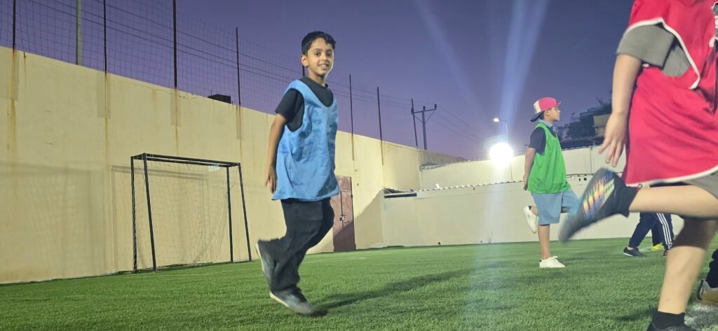 اكاديمية ساعة الطفل الرياضي تدريبات التايكواندو أكاديمية ساعة الطفل الرياضي هي مؤسسة متخصصة تُعنى بتطوير مهارات الأطفال في بيئة آمنة ومراقبة. تم تصميم جميع مرافق الأكاديمية بعناية لتلبية احتياجات الطلاب بما يضمن تقديم خدمات متكاملة تشمل الجوانب الرياضية، الثقافية، والسلوكية. من خلال هذه الخدمات، تبرز الأكاديمية كواحدة من المؤسسات الرائدة في هذا المجال. توفر الأكاديمية برامج تدريبية متجددة في مختلف المجالات الرياضية مثل كرة القدم، التايكواندو، الكاراتيه، الدفاع عن النفس، والسباحة. تهدف هذه البرامج إلى تعزيز القدرات البدنية للأطفال وتحسين مهاراتهم الرياضية بشكل عام. علاوة على ذلك، تُقدم الأكاديمية برامج تعديل السلوك التي تساهم في تحسين الجوانب النفسية والسلوكية للطلاب، مما يساعدهم على تحقيق توازن شامل في حياتهم. كما تهتم أكاديمية ساعة الطفل الرياضي بمتابعة النظام الصحي والنفسي للأطفال، حيث تقدم برامج مخصصة لمتابعة الوزن وتقديم النصائح الغذائية الصحية. يتم تنفيذ هذه البرامج تحت إشراف متخصصين في مجالات الصحة النفسية والتغذية، مما يضمن حصول الأطفال على الرعاية اللازمة لتحقيق أهدافهم الصحية والبدنية. تسعى الأكاديمية إلى توفير بيئة شاملة تساعد الأطفال على النمو والتطور في جميع النواحي. يحصل الطفل في الأكاديمية على العناية النفسية، الرياضية، والعلمية، مما يسهم في بناء شخصية متكاملة وقادرة على مواجهة التحديات المستقبلية. بفضل الله، تمكنت أكاديمية ساعة الطفل الرياضي من خلق بيئة تعليمية مُحفزة وممتعة، مما يجعلها الخيار المثالي للأهل الذين يسعون لتوفير أفضل الفرص لأطفالهم. أكاديمية ساعة الطفل الرياضي للأطفال تقدم برنامجاً يومياً يتضمن أكثر من 5 ساعات من الأنشطة المتنوعة التي تهدف إلى تفريغ طاقات الأطفال في المكان المناسب. البرنامج يشمل مجموعة واسعة من الأنشطة التعليمية والترفيهية التي تساعد على تنمية مهارات الطفل بشكل شامل. من بين هذه الأنشطة، تعليم وتحسين الخط العربي الذي سيتم إدراجه قريبا ، و المحافظه على أوقات الصلاه، وهي أنشطة تساهم في تنمية الجوانب العلمية والدينية للطفل. كما توفر الأكاديمية مرافق مخصصة للأطفال تشمل ملاعب متعددة الاستخدامات، مسبح، وصالات تدريب للألعاب القتالية. هذه المرافق تم تجهيزها بأحدث المعدات وتدار بواسطة مدربين محترفين لضمان سلامة الأطفال وتقديم تجربة تعليمية ممتعة. الألعاب الترفيهية مثل تيليماتش وألعاب اللياقة البدنية تساهم في تعزيز النشاط البدني للأطفال، كما أنها تساعدهم على تطوير مهارات التعاون والعمل الجماعي. لتعزيز الدافعية والتحفيز، تقدم الأكاديمية جوائز ومكافآت مستمرة للأطفال. هذه الجوائز ليست فقط لتحفيزهم على المشاركة في الأنشطة، بل أيضاً لتعزيز الثقة بالنفس والشعور بالإنجاز. التنوع الكبير في البرامج والمرافق يتيح للأطفال فرصاً متعددة لاكتشاف مواهبهم وتطويرها، سواء كانت في المجال الرياضي أو العلمي أو النفسي. بفضل هذا التنوع، يمكن للأطفال في أكاديمية ساعة الطفل الرياضي تنمية مهاراتهم بطريقة شاملة تتضمن جميع الجوانب النفسية، الرياضية، والعلمية. إن الأكاديمية تركز على توفير بيئة آمنة وداعمة تتيح للأطفال الفرصة للتعلم والنمو في جو من المرح والإبداع. #نادي_أطفال_في#حائل,#نادي_أطفال,#كوره_قدم,#كره_قدم#تدريب_سباحه_للاطفال#لياقه#تدريب_ لياقه_للأطفال #تخسيس_للاطفال #تعديل_سلوكي #للاطفال #اكاديمية_أطفال #الطفل_ السعيد,#كراتيه #كراتيه_للاطفال #العاب_اطفال_في_حائل #العاب_أطفال #كره_طائره #جمباز_للاطفال #جمباز_في_حائل #العاب_ترفيه_للاطفال #العاب_ترفيه #أطفال #اطفال #طفل #نادي_الطفل