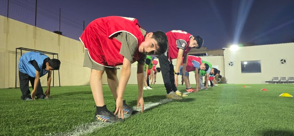 اكاديمية ساعة الطفل الرياضي تدريبات التايكواندو أكاديمية ساعة الطفل الرياضي هي مؤسسة متخصصة تُعنى بتطوير مهارات الأطفال في بيئة آمنة ومراقبة. تم تصميم جميع مرافق الأكاديمية بعناية لتلبية احتياجات الطلاب بما يضمن تقديم خدمات متكاملة تشمل الجوانب الرياضية، الثقافية، والسلوكية. من خلال هذه الخدمات، تبرز الأكاديمية كواحدة من المؤسسات الرائدة في هذا المجال. توفر الأكاديمية برامج تدريبية متجددة في مختلف المجالات الرياضية مثل كرة القدم، التايكواندو، الكاراتيه، الدفاع عن النفس، والسباحة. تهدف هذه البرامج إلى تعزيز القدرات البدنية للأطفال وتحسين مهاراتهم الرياضية بشكل عام. علاوة على ذلك، تُقدم الأكاديمية برامج تعديل السلوك التي تساهم في تحسين الجوانب النفسية والسلوكية للطلاب، مما يساعدهم على تحقيق توازن شامل في حياتهم. كما تهتم أكاديمية ساعة الطفل الرياضي بمتابعة النظام الصحي والنفسي للأطفال، حيث تقدم برامج مخصصة لمتابعة الوزن وتقديم النصائح الغذائية الصحية. يتم تنفيذ هذه البرامج تحت إشراف متخصصين في مجالات الصحة النفسية والتغذية، مما يضمن حصول الأطفال على الرعاية اللازمة لتحقيق أهدافهم الصحية والبدنية. تسعى الأكاديمية إلى توفير بيئة شاملة تساعد الأطفال على النمو والتطور في جميع النواحي. يحصل الطفل في الأكاديمية على العناية النفسية، الرياضية، والعلمية، مما يسهم في بناء شخصية متكاملة وقادرة على مواجهة التحديات المستقبلية. بفضل الله، تمكنت أكاديمية ساعة الطفل الرياضي من خلق بيئة تعليمية مُحفزة وممتعة، مما يجعلها الخيار المثالي للأهل الذين يسعون لتوفير أفضل الفرص لأطفالهم. أكاديمية ساعة الطفل الرياضي للأطفال تقدم برنامجاً يومياً يتضمن أكثر من 5 ساعات من الأنشطة المتنوعة التي تهدف إلى تفريغ طاقات الأطفال في المكان المناسب. البرنامج يشمل مجموعة واسعة من الأنشطة التعليمية والترفيهية التي تساعد على تنمية مهارات الطفل بشكل شامل. من بين هذه الأنشطة، تعليم وتحسين الخط العربي الذي سيتم إدراجه قريبا ، و المحافظه على أوقات الصلاه، وهي أنشطة تساهم في تنمية الجوانب العلمية والدينية للطفل. كما توفر الأكاديمية مرافق مخصصة للأطفال تشمل ملاعب متعددة الاستخدامات، مسبح، وصالات تدريب للألعاب القتالية. هذه المرافق تم تجهيزها بأحدث المعدات وتدار بواسطة مدربين محترفين لضمان سلامة الأطفال وتقديم تجربة تعليمية ممتعة. الألعاب الترفيهية مثل تيليماتش وألعاب اللياقة البدنية تساهم في تعزيز النشاط البدني للأطفال، كما أنها تساعدهم على تطوير مهارات التعاون والعمل الجماعي. لتعزيز الدافعية والتحفيز، تقدم الأكاديمية جوائز ومكافآت مستمرة للأطفال. هذه الجوائز ليست فقط لتحفيزهم على المشاركة في الأنشطة، بل أيضاً لتعزيز الثقة بالنفس والشعور بالإنجاز. التنوع الكبير في البرامج والمرافق يتيح للأطفال فرصاً متعددة لاكتشاف مواهبهم وتطويرها، سواء كانت في المجال الرياضي أو العلمي أو النفسي. بفضل هذا التنوع، يمكن للأطفال في أكاديمية ساعة الطفل الرياضي تنمية مهاراتهم بطريقة شاملة تتضمن جميع الجوانب النفسية، الرياضية، والعلمية. إن الأكاديمية تركز على توفير بيئة آمنة وداعمة تتيح للأطفال الفرصة للتعلم والنمو في جو من المرح والإبداع. #نادي_أطفال_في#حائل,#نادي_أطفال,#كوره_قدم,#كره_قدم#تدريب_سباحه_للاطفال#لياقه#تدريب_ لياقه_للأطفال #تخسيس_للاطفال #تعديل_سلوكي #للاطفال #اكاديمية_أطفال #الطفل_ السعيد,#كراتيه #كراتيه_للاطفال #العاب_اطفال_في_حائل #العاب_أطفال #كره_طائره #جمباز_للاطفال #جمباز_في_حائل #العاب_ترفيه_للاطفال #العاب_ترفيه #أطفال #اطفال #طفل #نادي_الطفل
