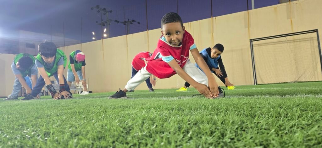 اكاديمية ساعة الطفل الرياضي تدريبات التايكواندو أكاديمية ساعة الطفل الرياضي هي مؤسسة متخصصة تُعنى بتطوير مهارات الأطفال في بيئة آمنة ومراقبة. تم تصميم جميع مرافق الأكاديمية بعناية لتلبية احتياجات الطلاب بما يضمن تقديم خدمات متكاملة تشمل الجوانب الرياضية، الثقافية، والسلوكية. من خلال هذه الخدمات، تبرز الأكاديمية كواحدة من المؤسسات الرائدة في هذا المجال. توفر الأكاديمية برامج تدريبية متجددة في مختلف المجالات الرياضية مثل كرة القدم، التايكواندو، الكاراتيه، الدفاع عن النفس، والسباحة. تهدف هذه البرامج إلى تعزيز القدرات البدنية للأطفال وتحسين مهاراتهم الرياضية بشكل عام. علاوة على ذلك، تُقدم الأكاديمية برامج تعديل السلوك التي تساهم في تحسين الجوانب النفسية والسلوكية للطلاب، مما يساعدهم على تحقيق توازن شامل في حياتهم. كما تهتم أكاديمية ساعة الطفل الرياضي بمتابعة النظام الصحي والنفسي للأطفال، حيث تقدم برامج مخصصة لمتابعة الوزن وتقديم النصائح الغذائية الصحية. يتم تنفيذ هذه البرامج تحت إشراف متخصصين في مجالات الصحة النفسية والتغذية، مما يضمن حصول الأطفال على الرعاية اللازمة لتحقيق أهدافهم الصحية والبدنية. تسعى الأكاديمية إلى توفير بيئة شاملة تساعد الأطفال على النمو والتطور في جميع النواحي. يحصل الطفل في الأكاديمية على العناية النفسية، الرياضية، والعلمية، مما يسهم في بناء شخصية متكاملة وقادرة على مواجهة التحديات المستقبلية. بفضل الله، تمكنت أكاديمية ساعة الطفل الرياضي من خلق بيئة تعليمية مُحفزة وممتعة، مما يجعلها الخيار المثالي للأهل الذين يسعون لتوفير أفضل الفرص لأطفالهم. أكاديمية ساعة الطفل الرياضي للأطفال تقدم برنامجاً يومياً يتضمن أكثر من 5 ساعات من الأنشطة المتنوعة التي تهدف إلى تفريغ طاقات الأطفال في المكان المناسب. البرنامج يشمل مجموعة واسعة من الأنشطة التعليمية والترفيهية التي تساعد على تنمية مهارات الطفل بشكل شامل. من بين هذه الأنشطة، تعليم وتحسين الخط العربي الذي سيتم إدراجه قريبا ، و المحافظه على أوقات الصلاه، وهي أنشطة تساهم في تنمية الجوانب العلمية والدينية للطفل. كما توفر الأكاديمية مرافق مخصصة للأطفال تشمل ملاعب متعددة الاستخدامات، مسبح، وصالات تدريب للألعاب القتالية. هذه المرافق تم تجهيزها بأحدث المعدات وتدار بواسطة مدربين محترفين لضمان سلامة الأطفال وتقديم تجربة تعليمية ممتعة. الألعاب الترفيهية مثل تيليماتش وألعاب اللياقة البدنية تساهم في تعزيز النشاط البدني للأطفال، كما أنها تساعدهم على تطوير مهارات التعاون والعمل الجماعي. لتعزيز الدافعية والتحفيز، تقدم الأكاديمية جوائز ومكافآت مستمرة للأطفال. هذه الجوائز ليست فقط لتحفيزهم على المشاركة في الأنشطة، بل أيضاً لتعزيز الثقة بالنفس والشعور بالإنجاز. التنوع الكبير في البرامج والمرافق يتيح للأطفال فرصاً متعددة لاكتشاف مواهبهم وتطويرها، سواء كانت في المجال الرياضي أو العلمي أو النفسي. بفضل هذا التنوع، يمكن للأطفال في أكاديمية ساعة الطفل الرياضي تنمية مهاراتهم بطريقة شاملة تتضمن جميع الجوانب النفسية، الرياضية، والعلمية. إن الأكاديمية تركز على توفير بيئة آمنة وداعمة تتيح للأطفال الفرصة للتعلم والنمو في جو من المرح والإبداع. #نادي_أطفال_في#حائل,#نادي_أطفال,#كوره_قدم,#كره_قدم#تدريب_سباحه_للاطفال#لياقه#تدريب_ لياقه_للأطفال #تخسيس_للاطفال #تعديل_سلوكي #للاطفال #اكاديمية_أطفال #الطفل_ السعيد,#كراتيه #كراتيه_للاطفال #العاب_اطفال_في_حائل #العاب_أطفال #كره_طائره #جمباز_للاطفال #جمباز_في_حائل #العاب_ترفيه_للاطفال #العاب_ترفيه #أطفال #اطفال #طفل #نادي_الطفل