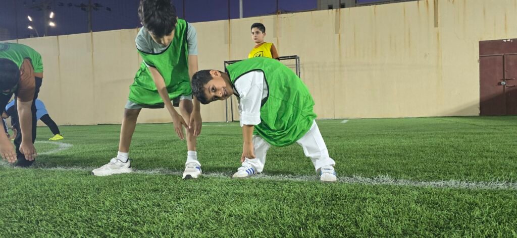اكاديمية ساعة الطفل الرياضي تدريبات التايكواندو أكاديمية ساعة الطفل الرياضي هي مؤسسة متخصصة تُعنى بتطوير مهارات الأطفال في بيئة آمنة ومراقبة. تم تصميم جميع مرافق الأكاديمية بعناية لتلبية احتياجات الطلاب بما يضمن تقديم خدمات متكاملة تشمل الجوانب الرياضية، الثقافية، والسلوكية. من خلال هذه الخدمات، تبرز الأكاديمية كواحدة من المؤسسات الرائدة في هذا المجال. توفر الأكاديمية برامج تدريبية متجددة في مختلف المجالات الرياضية مثل كرة القدم، التايكواندو، الكاراتيه، الدفاع عن النفس، والسباحة. تهدف هذه البرامج إلى تعزيز القدرات البدنية للأطفال وتحسين مهاراتهم الرياضية بشكل عام. علاوة على ذلك، تُقدم الأكاديمية برامج تعديل السلوك التي تساهم في تحسين الجوانب النفسية والسلوكية للطلاب، مما يساعدهم على تحقيق توازن شامل في حياتهم. كما تهتم أكاديمية ساعة الطفل الرياضي بمتابعة النظام الصحي والنفسي للأطفال، حيث تقدم برامج مخصصة لمتابعة الوزن وتقديم النصائح الغذائية الصحية. يتم تنفيذ هذه البرامج تحت إشراف متخصصين في مجالات الصحة النفسية والتغذية، مما يضمن حصول الأطفال على الرعاية اللازمة لتحقيق أهدافهم الصحية والبدنية. تسعى الأكاديمية إلى توفير بيئة شاملة تساعد الأطفال على النمو والتطور في جميع النواحي. يحصل الطفل في الأكاديمية على العناية النفسية، الرياضية، والعلمية، مما يسهم في بناء شخصية متكاملة وقادرة على مواجهة التحديات المستقبلية. بفضل الله، تمكنت أكاديمية ساعة الطفل الرياضي من خلق بيئة تعليمية مُحفزة وممتعة، مما يجعلها الخيار المثالي للأهل الذين يسعون لتوفير أفضل الفرص لأطفالهم. أكاديمية ساعة الطفل الرياضي للأطفال تقدم برنامجاً يومياً يتضمن أكثر من 5 ساعات من الأنشطة المتنوعة التي تهدف إلى تفريغ طاقات الأطفال في المكان المناسب. البرنامج يشمل مجموعة واسعة من الأنشطة التعليمية والترفيهية التي تساعد على تنمية مهارات الطفل بشكل شامل. من بين هذه الأنشطة، تعليم وتحسين الخط العربي الذي سيتم إدراجه قريبا ، و المحافظه على أوقات الصلاه، وهي أنشطة تساهم في تنمية الجوانب العلمية والدينية للطفل. كما توفر الأكاديمية مرافق مخصصة للأطفال تشمل ملاعب متعددة الاستخدامات، مسبح، وصالات تدريب للألعاب القتالية. هذه المرافق تم تجهيزها بأحدث المعدات وتدار بواسطة مدربين محترفين لضمان سلامة الأطفال وتقديم تجربة تعليمية ممتعة. الألعاب الترفيهية مثل تيليماتش وألعاب اللياقة البدنية تساهم في تعزيز النشاط البدني للأطفال، كما أنها تساعدهم على تطوير مهارات التعاون والعمل الجماعي. لتعزيز الدافعية والتحفيز، تقدم الأكاديمية جوائز ومكافآت مستمرة للأطفال. هذه الجوائز ليست فقط لتحفيزهم على المشاركة في الأنشطة، بل أيضاً لتعزيز الثقة بالنفس والشعور بالإنجاز. التنوع الكبير في البرامج والمرافق يتيح للأطفال فرصاً متعددة لاكتشاف مواهبهم وتطويرها، سواء كانت في المجال الرياضي أو العلمي أو النفسي. بفضل هذا التنوع، يمكن للأطفال في أكاديمية ساعة الطفل الرياضي تنمية مهاراتهم بطريقة شاملة تتضمن جميع الجوانب النفسية، الرياضية، والعلمية. إن الأكاديمية تركز على توفير بيئة آمنة وداعمة تتيح للأطفال الفرصة للتعلم والنمو في جو من المرح والإبداع. #نادي_أطفال_في#حائل,#نادي_أطفال,#كوره_قدم,#كره_قدم#تدريب_سباحه_للاطفال#لياقه#تدريب_ لياقه_للأطفال #تخسيس_للاطفال #تعديل_سلوكي #للاطفال #اكاديمية_أطفال #الطفل_ السعيد,#كراتيه #كراتيه_للاطفال #العاب_اطفال_في_حائل #العاب_أطفال #كره_طائره #جمباز_للاطفال #جمباز_في_حائل #العاب_ترفيه_للاطفال #العاب_ترفيه #أطفال #اطفال #طفل #نادي_الطفل