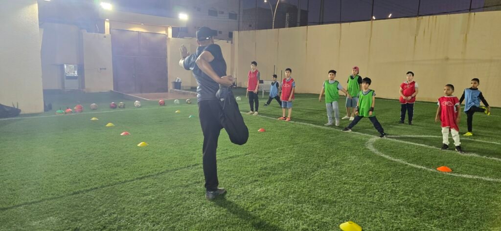 اكاديمية ساعة الطفل الرياضي تدريبات التايكواندو أكاديمية ساعة الطفل الرياضي هي مؤسسة متخصصة تُعنى بتطوير مهارات الأطفال في بيئة آمنة ومراقبة. تم تصميم جميع مرافق الأكاديمية بعناية لتلبية احتياجات الطلاب بما يضمن تقديم خدمات متكاملة تشمل الجوانب الرياضية، الثقافية، والسلوكية. من خلال هذه الخدمات، تبرز الأكاديمية كواحدة من المؤسسات الرائدة في هذا المجال. توفر الأكاديمية برامج تدريبية متجددة في مختلف المجالات الرياضية مثل كرة القدم، التايكواندو، الكاراتيه، الدفاع عن النفس، والسباحة. تهدف هذه البرامج إلى تعزيز القدرات البدنية للأطفال وتحسين مهاراتهم الرياضية بشكل عام. علاوة على ذلك، تُقدم الأكاديمية برامج تعديل السلوك التي تساهم في تحسين الجوانب النفسية والسلوكية للطلاب، مما يساعدهم على تحقيق توازن شامل في حياتهم. كما تهتم أكاديمية ساعة الطفل الرياضي بمتابعة النظام الصحي والنفسي للأطفال، حيث تقدم برامج مخصصة لمتابعة الوزن وتقديم النصائح الغذائية الصحية. يتم تنفيذ هذه البرامج تحت إشراف متخصصين في مجالات الصحة النفسية والتغذية، مما يضمن حصول الأطفال على الرعاية اللازمة لتحقيق أهدافهم الصحية والبدنية. تسعى الأكاديمية إلى توفير بيئة شاملة تساعد الأطفال على النمو والتطور في جميع النواحي. يحصل الطفل في الأكاديمية على العناية النفسية، الرياضية، والعلمية، مما يسهم في بناء شخصية متكاملة وقادرة على مواجهة التحديات المستقبلية. بفضل الله، تمكنت أكاديمية ساعة الطفل الرياضي من خلق بيئة تعليمية مُحفزة وممتعة، مما يجعلها الخيار المثالي للأهل الذين يسعون لتوفير أفضل الفرص لأطفالهم. أكاديمية ساعة الطفل الرياضي للأطفال تقدم برنامجاً يومياً يتضمن أكثر من 5 ساعات من الأنشطة المتنوعة التي تهدف إلى تفريغ طاقات الأطفال في المكان المناسب. البرنامج يشمل مجموعة واسعة من الأنشطة التعليمية والترفيهية التي تساعد على تنمية مهارات الطفل بشكل شامل. من بين هذه الأنشطة، تعليم وتحسين الخط العربي الذي سيتم إدراجه قريبا ، و المحافظه على أوقات الصلاه، وهي أنشطة تساهم في تنمية الجوانب العلمية والدينية للطفل. كما توفر الأكاديمية مرافق مخصصة للأطفال تشمل ملاعب متعددة الاستخدامات، مسبح، وصالات تدريب للألعاب القتالية. هذه المرافق تم تجهيزها بأحدث المعدات وتدار بواسطة مدربين محترفين لضمان سلامة الأطفال وتقديم تجربة تعليمية ممتعة. الألعاب الترفيهية مثل تيليماتش وألعاب اللياقة البدنية تساهم في تعزيز النشاط البدني للأطفال، كما أنها تساعدهم على تطوير مهارات التعاون والعمل الجماعي. لتعزيز الدافعية والتحفيز، تقدم الأكاديمية جوائز ومكافآت مستمرة للأطفال. هذه الجوائز ليست فقط لتحفيزهم على المشاركة في الأنشطة، بل أيضاً لتعزيز الثقة بالنفس والشعور بالإنجاز. التنوع الكبير في البرامج والمرافق يتيح للأطفال فرصاً متعددة لاكتشاف مواهبهم وتطويرها، سواء كانت في المجال الرياضي أو العلمي أو النفسي. بفضل هذا التنوع، يمكن للأطفال في أكاديمية ساعة الطفل الرياضي تنمية مهاراتهم بطريقة شاملة تتضمن جميع الجوانب النفسية، الرياضية، والعلمية. إن الأكاديمية تركز على توفير بيئة آمنة وداعمة تتيح للأطفال الفرصة للتعلم والنمو في جو من المرح والإبداع. #نادي_أطفال_في#حائل,#نادي_أطفال,#كوره_قدم,#كره_قدم#تدريب_سباحه_للاطفال#لياقه#تدريب_ لياقه_للأطفال #تخسيس_للاطفال #تعديل_سلوكي #للاطفال #اكاديمية_أطفال #الطفل_ السعيد,#كراتيه #كراتيه_للاطفال #العاب_اطفال_في_حائل #العاب_أطفال #كره_طائره #جمباز_للاطفال #جمباز_في_حائل #العاب_ترفيه_للاطفال #العاب_ترفيه #أطفال #اطفال #طفل #نادي_الطفل