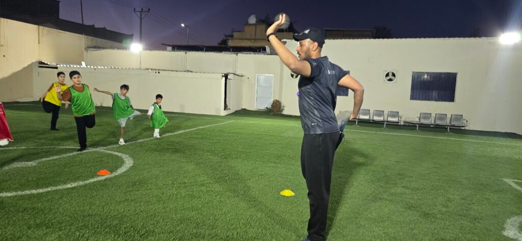 اكاديمية ساعة الطفل الرياضي تدريبات التايكواندو أكاديمية ساعة الطفل الرياضي هي مؤسسة متخصصة تُعنى بتطوير مهارات الأطفال في بيئة آمنة ومراقبة. تم تصميم جميع مرافق الأكاديمية بعناية لتلبية احتياجات الطلاب بما يضمن تقديم خدمات متكاملة تشمل الجوانب الرياضية، الثقافية، والسلوكية. من خلال هذه الخدمات، تبرز الأكاديمية كواحدة من المؤسسات الرائدة في هذا المجال. توفر الأكاديمية برامج تدريبية متجددة في مختلف المجالات الرياضية مثل كرة القدم، التايكواندو، الكاراتيه، الدفاع عن النفس، والسباحة. تهدف هذه البرامج إلى تعزيز القدرات البدنية للأطفال وتحسين مهاراتهم الرياضية بشكل عام. علاوة على ذلك، تُقدم الأكاديمية برامج تعديل السلوك التي تساهم في تحسين الجوانب النفسية والسلوكية للطلاب، مما يساعدهم على تحقيق توازن شامل في حياتهم. كما تهتم أكاديمية ساعة الطفل الرياضي بمتابعة النظام الصحي والنفسي للأطفال، حيث تقدم برامج مخصصة لمتابعة الوزن وتقديم النصائح الغذائية الصحية. يتم تنفيذ هذه البرامج تحت إشراف متخصصين في مجالات الصحة النفسية والتغذية، مما يضمن حصول الأطفال على الرعاية اللازمة لتحقيق أهدافهم الصحية والبدنية. تسعى الأكاديمية إلى توفير بيئة شاملة تساعد الأطفال على النمو والتطور في جميع النواحي. يحصل الطفل في الأكاديمية على العناية النفسية، الرياضية، والعلمية، مما يسهم في بناء شخصية متكاملة وقادرة على مواجهة التحديات المستقبلية. بفضل الله، تمكنت أكاديمية ساعة الطفل الرياضي من خلق بيئة تعليمية مُحفزة وممتعة، مما يجعلها الخيار المثالي للأهل الذين يسعون لتوفير أفضل الفرص لأطفالهم. أكاديمية ساعة الطفل الرياضي للأطفال تقدم برنامجاً يومياً يتضمن أكثر من 5 ساعات من الأنشطة المتنوعة التي تهدف إلى تفريغ طاقات الأطفال في المكان المناسب. البرنامج يشمل مجموعة واسعة من الأنشطة التعليمية والترفيهية التي تساعد على تنمية مهارات الطفل بشكل شامل. من بين هذه الأنشطة، تعليم وتحسين الخط العربي الذي سيتم إدراجه قريبا ، و المحافظه على أوقات الصلاه، وهي أنشطة تساهم في تنمية الجوانب العلمية والدينية للطفل. كما توفر الأكاديمية مرافق مخصصة للأطفال تشمل ملاعب متعددة الاستخدامات، مسبح، وصالات تدريب للألعاب القتالية. هذه المرافق تم تجهيزها بأحدث المعدات وتدار بواسطة مدربين محترفين لضمان سلامة الأطفال وتقديم تجربة تعليمية ممتعة. الألعاب الترفيهية مثل تيليماتش وألعاب اللياقة البدنية تساهم في تعزيز النشاط البدني للأطفال، كما أنها تساعدهم على تطوير مهارات التعاون والعمل الجماعي. لتعزيز الدافعية والتحفيز، تقدم الأكاديمية جوائز ومكافآت مستمرة للأطفال. هذه الجوائز ليست فقط لتحفيزهم على المشاركة في الأنشطة، بل أيضاً لتعزيز الثقة بالنفس والشعور بالإنجاز. التنوع الكبير في البرامج والمرافق يتيح للأطفال فرصاً متعددة لاكتشاف مواهبهم وتطويرها، سواء كانت في المجال الرياضي أو العلمي أو النفسي. بفضل هذا التنوع، يمكن للأطفال في أكاديمية ساعة الطفل الرياضي تنمية مهاراتهم بطريقة شاملة تتضمن جميع الجوانب النفسية، الرياضية، والعلمية. إن الأكاديمية تركز على توفير بيئة آمنة وداعمة تتيح للأطفال الفرصة للتعلم والنمو في جو من المرح والإبداع. #نادي_أطفال_في#حائل,#نادي_أطفال,#كوره_قدم,#كره_قدم#تدريب_سباحه_للاطفال#لياقه#تدريب_ لياقه_للأطفال #تخسيس_للاطفال #تعديل_سلوكي #للاطفال #اكاديمية_أطفال #الطفل_ السعيد,#كراتيه #كراتيه_للاطفال #العاب_اطفال_في_حائل #العاب_أطفال #كره_طائره #جمباز_للاطفال #جمباز_في_حائل #العاب_ترفيه_للاطفال #العاب_ترفيه #أطفال #اطفال #طفل #نادي_الطفل