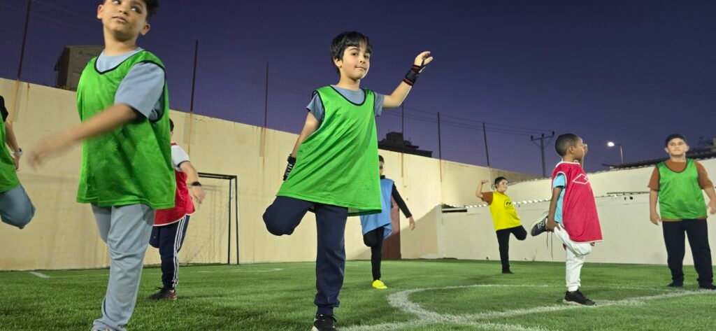 اكاديمية ساعة الطفل الرياضي تدريبات التايكواندو أكاديمية ساعة الطفل الرياضي هي مؤسسة متخصصة تُعنى بتطوير مهارات الأطفال في بيئة آمنة ومراقبة. تم تصميم جميع مرافق الأكاديمية بعناية لتلبية احتياجات الطلاب بما يضمن تقديم خدمات متكاملة تشمل الجوانب الرياضية، الثقافية، والسلوكية. من خلال هذه الخدمات، تبرز الأكاديمية كواحدة من المؤسسات الرائدة في هذا المجال. توفر الأكاديمية برامج تدريبية متجددة في مختلف المجالات الرياضية مثل كرة القدم، التايكواندو، الكاراتيه، الدفاع عن النفس، والسباحة. تهدف هذه البرامج إلى تعزيز القدرات البدنية للأطفال وتحسين مهاراتهم الرياضية بشكل عام. علاوة على ذلك، تُقدم الأكاديمية برامج تعديل السلوك التي تساهم في تحسين الجوانب النفسية والسلوكية للطلاب، مما يساعدهم على تحقيق توازن شامل في حياتهم. كما تهتم أكاديمية ساعة الطفل الرياضي بمتابعة النظام الصحي والنفسي للأطفال، حيث تقدم برامج مخصصة لمتابعة الوزن وتقديم النصائح الغذائية الصحية. يتم تنفيذ هذه البرامج تحت إشراف متخصصين في مجالات الصحة النفسية والتغذية، مما يضمن حصول الأطفال على الرعاية اللازمة لتحقيق أهدافهم الصحية والبدنية. تسعى الأكاديمية إلى توفير بيئة شاملة تساعد الأطفال على النمو والتطور في جميع النواحي. يحصل الطفل في الأكاديمية على العناية النفسية، الرياضية، والعلمية، مما يسهم في بناء شخصية متكاملة وقادرة على مواجهة التحديات المستقبلية. بفضل الله، تمكنت أكاديمية ساعة الطفل الرياضي من خلق بيئة تعليمية مُحفزة وممتعة، مما يجعلها الخيار المثالي للأهل الذين يسعون لتوفير أفضل الفرص لأطفالهم. أكاديمية ساعة الطفل الرياضي للأطفال تقدم برنامجاً يومياً يتضمن أكثر من 5 ساعات من الأنشطة المتنوعة التي تهدف إلى تفريغ طاقات الأطفال في المكان المناسب. البرنامج يشمل مجموعة واسعة من الأنشطة التعليمية والترفيهية التي تساعد على تنمية مهارات الطفل بشكل شامل. من بين هذه الأنشطة، تعليم وتحسين الخط العربي الذي سيتم إدراجه قريبا ، و المحافظه على أوقات الصلاه، وهي أنشطة تساهم في تنمية الجوانب العلمية والدينية للطفل. كما توفر الأكاديمية مرافق مخصصة للأطفال تشمل ملاعب متعددة الاستخدامات، مسبح، وصالات تدريب للألعاب القتالية. هذه المرافق تم تجهيزها بأحدث المعدات وتدار بواسطة مدربين محترفين لضمان سلامة الأطفال وتقديم تجربة تعليمية ممتعة. الألعاب الترفيهية مثل تيليماتش وألعاب اللياقة البدنية تساهم في تعزيز النشاط البدني للأطفال، كما أنها تساعدهم على تطوير مهارات التعاون والعمل الجماعي. لتعزيز الدافعية والتحفيز، تقدم الأكاديمية جوائز ومكافآت مستمرة للأطفال. هذه الجوائز ليست فقط لتحفيزهم على المشاركة في الأنشطة، بل أيضاً لتعزيز الثقة بالنفس والشعور بالإنجاز. التنوع الكبير في البرامج والمرافق يتيح للأطفال فرصاً متعددة لاكتشاف مواهبهم وتطويرها، سواء كانت في المجال الرياضي أو العلمي أو النفسي. بفضل هذا التنوع، يمكن للأطفال في أكاديمية ساعة الطفل الرياضي تنمية مهاراتهم بطريقة شاملة تتضمن جميع الجوانب النفسية، الرياضية، والعلمية. إن الأكاديمية تركز على توفير بيئة آمنة وداعمة تتيح للأطفال الفرصة للتعلم والنمو في جو من المرح والإبداع. #نادي_أطفال_في#حائل,#نادي_أطفال,#كوره_قدم,#كره_قدم#تدريب_سباحه_للاطفال#لياقه#تدريب_ لياقه_للأطفال #تخسيس_للاطفال #تعديل_سلوكي #للاطفال #اكاديمية_أطفال #الطفل_ السعيد,#كراتيه #كراتيه_للاطفال #العاب_اطفال_في_حائل #العاب_أطفال #كره_طائره #جمباز_للاطفال #جمباز_في_حائل #العاب_ترفيه_للاطفال #العاب_ترفيه #أطفال #اطفال #طفل #نادي_الطفل