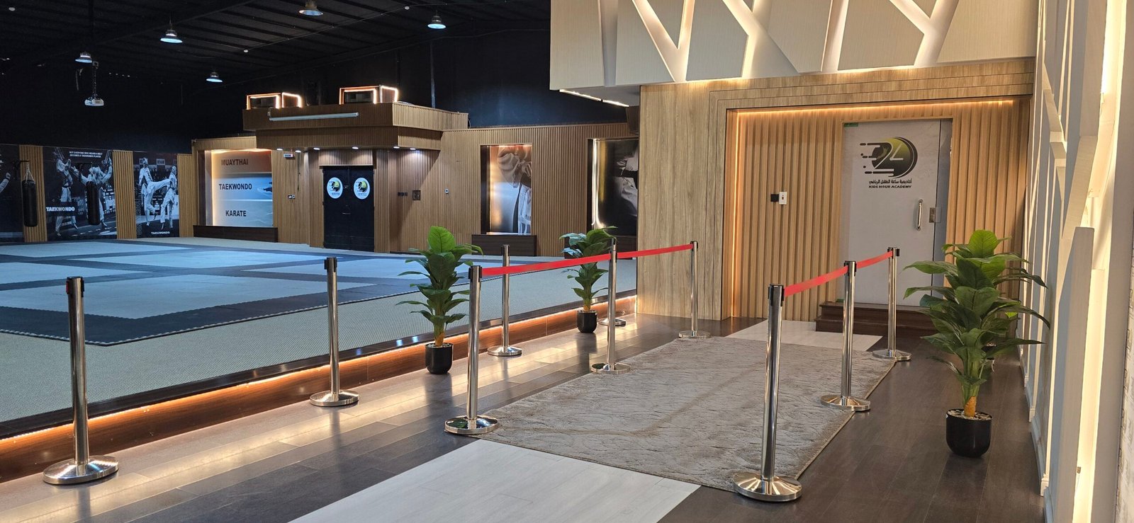 اكاديمية ساعة الطفل الرياضي تدريبات التايكواندو ‎أكاديمية ساعة الطفل الرياضي هي مؤسسة متخصصة تُعنى بتطوير مهارات الأطفال في بيئة آمنة ومراقبة. تم تصميم جميع مرافق الأكاديمية بعناية لتلبية احتياجات الطلاب بما يضمن تقديم خدمات متكاملة تشمل الجوانب الرياضية، الثقافية، والسلوكية. من خلال هذه الخدمات، تبرز الأكاديمية كواحدة من المؤسسات الرائدة في هذا المجال. توفر الأكاديمية برامج تدريبية متجددة في مختلف المجالات الرياضية مثل كرة القدم، التايكواندو، الكاراتيه، الدفاع عن النفس، والسباحة. تهدف هذه البرامج إلى تعزيز القدرات البدنية للأطفال وتحسين مهاراتهم الرياضية بشكل عام. علاوة على ذلك، تُقدم الأكاديمية برامج تعديل السلوك التي تساهم في تحسين الجوانب النفسية والسلوكية للطلاب، مما يساعدهم على تحقيق توازن شامل في حياتهم. كما تهتم أكاديمية ساعة الطفل الرياضي بمتابعة النظام الصحي والنفسي للأطفال، حيث تقدم برامج مخصصة لمتابعة الوزن وتقديم النصائح الغذائية الصحية. يتم تنفيذ هذه البرامج تحت إشراف متخصصين في مجالات الصحة النفسية والتغذية، مما يضمن حصول الأطفال على الرعاية اللازمة لتحقيق أهدافهم الصحية والبدنية. تسعى الأكاديمية إلى توفير بيئة شاملة تساعد الأطفال على النمو والتطور في جميع النواحي. يحصل الطفل في الأكاديمية على العناية النفسية، الرياضية، والعلمية، مما يسهم في بناء شخصية متكاملة وقادرة على مواجهة التحديات المستقبلية. بفضل الله، تمكنت أكاديمية ساعة الطفل الرياضي من خلق بيئة تعليمية مُحفزة وممتعة، مما يجعلها الخيار المثالي للأهل الذين يسعون لتوفير أفضل الفرص لأطفالهم. أكاديمية ساعة الطفل الرياضي للأطفال تقدم برنامجاً يومياً يتضمن أكثر من 5 ساعات من الأنشطة المتنوعة التي تهدف إلى تفريغ طاقات الأطفال في المكان المناسب. البرنامج يشمل مجموعة واسعة من الأنشطة التعليمية والترفيهية التي تساعد على تنمية مهارات الطفل بشكل شامل. من بين هذه الأنشطة، تعليم وتحسين الخط العربي الذي سيتم إدراجه قريبا ، و المحافظه على أوقات الصلاه، وهي أنشطة تساهم في تنمية الجوانب العلمية والدينية للطفل. كما توفر الأكاديمية مرافق مخصصة للأطفال تشمل ملاعب متعددة الاستخدامات، مسبح، وصالات تدريب للألعاب القتالية. هذه المرافق تم تجهيزها بأحدث المعدات وتدار بواسطة مدربين محترفين لضمان سلامة الأطفال وتقديم تجربة تعليمية ممتعة. الألعاب الترفيهية مثل تيليماتش وألعاب اللياقة البدنية تساهم في تعزيز النشاط البدني للأطفال، كما أنها تساعدهم على تطوير مهارات التعاون والعمل الجماعي. لتعزيز الدافعية والتحفيز، تقدم الأكاديمية جوائز ومكافآت مستمرة للأطفال. هذه الجوائز ليست فقط لتحفيزهم على المشاركة في الأنشطة، بل أيضاً لتعزيز الثقة بالنفس والشعور بالإنجاز. التنوع الكبير في البرامج والمرافق يتيح للأطفال فرصاً متعددة لاكتشاف مواهبهم وتطويرها، سواء كانت في المجال الرياضي أو العلمي أو النفسي. بفضل هذا التنوع، يمكن للأطفال في أكاديمية ساعة الطفل الرياضي تنمية مهاراتهم بطريقة شاملة تتضمن جميع الجوانب النفسية، الرياضية، والعلمية. إن الأكاديمية تركز على توفير بيئة آمنة وداعمة تتيح للأطفال الفرصة للتعلم والنمو في جو من المرح والإبداع. ‎#نادي_أطفال_في#حائل,#نادي_أطفال,#كوره_قدم,#كره_قدم#تدريب_سباحه_للاطفال#لياقه#تدريب_ لياقه_للأطفال #تخسيس_للاطفال #تعديل_سلوكي #للاطفال #اكاديمية_أطفال #الطفل_ السعيد,#كراتيه #كراتيه_للاطفال #العاب_اطفال_في_حائل #العاب_أطفال #كره_طائره #جمباز_للاطفال #جمباز_في_حائل #العاب_ترفيه_للاطفال #العاب_ترفيه #أطفال #اطفال #طفل #نادي_الطفل