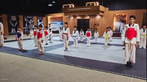 اكاديمية ساعة الطفل الرياضي تدريبات التايكواندو ‎أكاديمية ساعة الطفل الرياضي هي مؤسسة متخصصة تُعنى بتطوير مهارات الأطفال في بيئة آمنة ومراقبة. تم تصميم جميع مرافق الأكاديمية بعناية لتلبية احتياجات الطلاب بما يضمن تقديم خدمات متكاملة تشمل الجوانب الرياضية، الثقافية، والسلوكية. من خلال هذه الخدمات، تبرز الأكاديمية كواحدة من المؤسسات الرائدة في هذا المجال. توفر الأكاديمية برامج تدريبية متجددة في مختلف المجالات الرياضية مثل كرة القدم، التايكواندو، الكاراتيه، الدفاع عن النفس، والسباحة. تهدف هذه البرامج إلى تعزيز القدرات البدنية للأطفال وتحسين مهاراتهم الرياضية بشكل عام. علاوة على ذلك، تُقدم الأكاديمية برامج تعديل السلوك التي تساهم في تحسين الجوانب النفسية والسلوكية للطلاب، مما يساعدهم على تحقيق توازن شامل في حياتهم. كما تهتم أكاديمية ساعة الطفل الرياضي بمتابعة النظام الصحي والنفسي للأطفال، حيث تقدم برامج مخصصة لمتابعة الوزن وتقديم النصائح الغذائية الصحية. يتم تنفيذ هذه البرامج تحت إشراف متخصصين في مجالات الصحة النفسية والتغذية، مما يضمن حصول الأطفال على الرعاية اللازمة لتحقيق أهدافهم الصحية والبدنية. تسعى الأكاديمية إلى توفير بيئة شاملة تساعد الأطفال على النمو والتطور في جميع النواحي. يحصل الطفل في الأكاديمية على العناية النفسية، الرياضية، والعلمية، مما يسهم في بناء شخصية متكاملة وقادرة على مواجهة التحديات المستقبلية. بفضل الله، تمكنت أكاديمية ساعة الطفل الرياضي من خلق بيئة تعليمية مُحفزة وممتعة، مما يجعلها الخيار المثالي للأهل الذين يسعون لتوفير أفضل الفرص لأطفالهم. أكاديمية ساعة الطفل الرياضي للأطفال تقدم برنامجاً يومياً يتضمن أكثر من 5 ساعات من الأنشطة المتنوعة التي تهدف إلى تفريغ طاقات الأطفال في المكان المناسب. البرنامج يشمل مجموعة واسعة من الأنشطة التعليمية والترفيهية التي تساعد على تنمية مهارات الطفل بشكل شامل. من بين هذه الأنشطة، تعليم وتحسين الخط العربي الذي سيتم إدراجه قريبا ، و المحافظه على أوقات الصلاه، وهي أنشطة تساهم في تنمية الجوانب العلمية والدينية للطفل. كما توفر الأكاديمية مرافق مخصصة للأطفال تشمل ملاعب متعددة الاستخدامات، مسبح، وصالات تدريب للألعاب القتالية. هذه المرافق تم تجهيزها بأحدث المعدات وتدار بواسطة مدربين محترفين لضمان سلامة الأطفال وتقديم تجربة تعليمية ممتعة. الألعاب الترفيهية مثل تيليماتش وألعاب اللياقة البدنية تساهم في تعزيز النشاط البدني للأطفال، كما أنها تساعدهم على تطوير مهارات التعاون والعمل الجماعي. لتعزيز الدافعية والتحفيز، تقدم الأكاديمية جوائز ومكافآت مستمرة للأطفال. هذه الجوائز ليست فقط لتحفيزهم على المشاركة في الأنشطة، بل أيضاً لتعزيز الثقة بالنفس والشعور بالإنجاز. التنوع الكبير في البرامج والمرافق يتيح للأطفال فرصاً متعددة لاكتشاف مواهبهم وتطويرها، سواء كانت في المجال الرياضي أو العلمي أو النفسي. بفضل هذا التنوع، يمكن للأطفال في أكاديمية ساعة الطفل الرياضي تنمية مهاراتهم بطريقة شاملة تتضمن جميع الجوانب النفسية، الرياضية، والعلمية. إن الأكاديمية تركز على توفير بيئة آمنة وداعمة تتيح للأطفال الفرصة للتعلم والنمو في جو من المرح والإبداع. ‎#نادي_أطفال_في#حائل,#نادي_أطفال,#كوره_قدم,#كره_قدم#تدريب_سباحه_للاطفال#لياقه#تدريب_ لياقه_للأطفال #تخسيس_للاطفال #تعديل_سلوكي #للاطفال #اكاديمية_أطفال #الطفل_ السعيد,#كراتيه #كراتيه_للاطفال #العاب_اطفال_في_حائل #العاب_أطفال #كره_طائره #جمباز_للاطفال #جمباز_في_حائل #العاب_ترفيه_للاطفال #العاب_ترفيه #أطفال #اطفال #طفل #نادي_الطفل