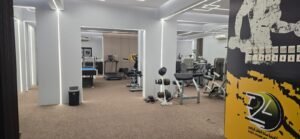 اكاديمية ساعة الطفل الرياضي تدريبات التايكواندو ‎أكاديمية ساعة الطفل الرياضي هي مؤسسة متخصصة تُعنى بتطوير مهارات الأطفال في بيئة آمنة ومراقبة. تم تصميم جميع مرافق الأكاديمية بعناية لتلبية احتياجات الطلاب بما يضمن تقديم خدمات متكاملة تشمل الجوانب الرياضية، الثقافية، والسلوكية. من خلال هذه الخدمات، تبرز الأكاديمية كواحدة من المؤسسات الرائدة في هذا المجال. توفر الأكاديمية برامج تدريبية متجددة في مختلف المجالات الرياضية مثل كرة القدم، التايكواندو، الكاراتيه، الدفاع عن النفس، والسباحة. تهدف هذه البرامج إلى تعزيز القدرات البدنية للأطفال وتحسين مهاراتهم الرياضية بشكل عام. علاوة على ذلك، تُقدم الأكاديمية برامج تعديل السلوك التي تساهم في تحسين الجوانب النفسية والسلوكية للطلاب، مما يساعدهم على تحقيق توازن شامل في حياتهم. كما تهتم أكاديمية ساعة الطفل الرياضي بمتابعة النظام الصحي والنفسي للأطفال، حيث تقدم برامج مخصصة لمتابعة الوزن وتقديم النصائح الغذائية الصحية. يتم تنفيذ هذه البرامج تحت إشراف متخصصين في مجالات الصحة النفسية والتغذية، مما يضمن حصول الأطفال على الرعاية اللازمة لتحقيق أهدافهم الصحية والبدنية. تسعى الأكاديمية إلى توفير بيئة شاملة تساعد الأطفال على النمو والتطور في جميع النواحي. يحصل الطفل في الأكاديمية على العناية النفسية، الرياضية، والعلمية، مما يسهم في بناء شخصية متكاملة وقادرة على مواجهة التحديات المستقبلية. بفضل الله، تمكنت أكاديمية ساعة الطفل الرياضي من خلق بيئة تعليمية مُحفزة وممتعة، مما يجعلها الخيار المثالي للأهل الذين يسعون لتوفير أفضل الفرص لأطفالهم. أكاديمية ساعة الطفل الرياضي للأطفال تقدم برنامجاً يومياً يتضمن أكثر من 5 ساعات من الأنشطة المتنوعة التي تهدف إلى تفريغ طاقات الأطفال في المكان المناسب. البرنامج يشمل مجموعة واسعة من الأنشطة التعليمية والترفيهية التي تساعد على تنمية مهارات الطفل بشكل شامل. من بين هذه الأنشطة، تعليم وتحسين الخط العربي الذي سيتم إدراجه قريبا ، و المحافظه على أوقات الصلاه، وهي أنشطة تساهم في تنمية الجوانب العلمية والدينية للطفل. كما توفر الأكاديمية مرافق مخصصة للأطفال تشمل ملاعب متعددة الاستخدامات، مسبح، وصالات تدريب للألعاب القتالية. هذه المرافق تم تجهيزها بأحدث المعدات وتدار بواسطة مدربين محترفين لضمان سلامة الأطفال وتقديم تجربة تعليمية ممتعة. الألعاب الترفيهية مثل تيليماتش وألعاب اللياقة البدنية تساهم في تعزيز النشاط البدني للأطفال، كما أنها تساعدهم على تطوير مهارات التعاون والعمل الجماعي. لتعزيز الدافعية والتحفيز، تقدم الأكاديمية جوائز ومكافآت مستمرة للأطفال. هذه الجوائز ليست فقط لتحفيزهم على المشاركة في الأنشطة، بل أيضاً لتعزيز الثقة بالنفس والشعور بالإنجاز. التنوع الكبير في البرامج والمرافق يتيح للأطفال فرصاً متعددة لاكتشاف مواهبهم وتطويرها، سواء كانت في المجال الرياضي أو العلمي أو النفسي. بفضل هذا التنوع، يمكن للأطفال في أكاديمية ساعة الطفل الرياضي تنمية مهاراتهم بطريقة شاملة تتضمن جميع الجوانب النفسية، الرياضية، والعلمية. إن الأكاديمية تركز على توفير بيئة آمنة وداعمة تتيح للأطفال الفرصة للتعلم والنمو في جو من المرح والإبداع. ‎#نادي_أطفال_في#حائل,#نادي_أطفال,#كوره_قدم,#كره_قدم#تدريب_سباحه_للاطفال#لياقه#تدريب_ لياقه_للأطفال #تخسيس_للاطفال #تعديل_سلوكي #للاطفال #اكاديمية_أطفال #الطفل_ السعيد,#كراتيه #كراتيه_للاطفال #العاب_اطفال_في_حائل #العاب_أطفال #كره_طائره #جمباز_للاطفال #جمباز_في_حائل #العاب_ترفيه_للاطفال #العاب_ترفيه #أطفال #اطفال #طفل #نادي_الطفل