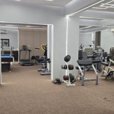 اكاديمية ساعة الطفل الرياضي تدريبات التايكواندو ‎أكاديمية ساعة الطفل الرياضي هي مؤسسة متخصصة تُعنى بتطوير مهارات الأطفال في بيئة آمنة ومراقبة. تم تصميم جميع مرافق الأكاديمية بعناية لتلبية احتياجات الطلاب بما يضمن تقديم خدمات متكاملة تشمل الجوانب الرياضية، الثقافية، والسلوكية. من خلال هذه الخدمات، تبرز الأكاديمية كواحدة من المؤسسات الرائدة في هذا المجال. توفر الأكاديمية برامج تدريبية متجددة في مختلف المجالات الرياضية مثل كرة القدم، التايكواندو، الكاراتيه، الدفاع عن النفس، والسباحة. تهدف هذه البرامج إلى تعزيز القدرات البدنية للأطفال وتحسين مهاراتهم الرياضية بشكل عام. علاوة على ذلك، تُقدم الأكاديمية برامج تعديل السلوك التي تساهم في تحسين الجوانب النفسية والسلوكية للطلاب، مما يساعدهم على تحقيق توازن شامل في حياتهم. كما تهتم أكاديمية ساعة الطفل الرياضي بمتابعة النظام الصحي والنفسي للأطفال، حيث تقدم برامج مخصصة لمتابعة الوزن وتقديم النصائح الغذائية الصحية. يتم تنفيذ هذه البرامج تحت إشراف متخصصين في مجالات الصحة النفسية والتغذية، مما يضمن حصول الأطفال على الرعاية اللازمة لتحقيق أهدافهم الصحية والبدنية. تسعى الأكاديمية إلى توفير بيئة شاملة تساعد الأطفال على النمو والتطور في جميع النواحي. يحصل الطفل في الأكاديمية على العناية النفسية، الرياضية، والعلمية، مما يسهم في بناء شخصية متكاملة وقادرة على مواجهة التحديات المستقبلية. بفضل الله، تمكنت أكاديمية ساعة الطفل الرياضي من خلق بيئة تعليمية مُحفزة وممتعة، مما يجعلها الخيار المثالي للأهل الذين يسعون لتوفير أفضل الفرص لأطفالهم. أكاديمية ساعة الطفل الرياضي للأطفال تقدم برنامجاً يومياً يتضمن أكثر من 5 ساعات من الأنشطة المتنوعة التي تهدف إلى تفريغ طاقات الأطفال في المكان المناسب. البرنامج يشمل مجموعة واسعة من الأنشطة التعليمية والترفيهية التي تساعد على تنمية مهارات الطفل بشكل شامل. من بين هذه الأنشطة، تعليم وتحسين الخط العربي الذي سيتم إدراجه قريبا ، و المحافظه على أوقات الصلاه، وهي أنشطة تساهم في تنمية الجوانب العلمية والدينية للطفل. كما توفر الأكاديمية مرافق مخصصة للأطفال تشمل ملاعب متعددة الاستخدامات، مسبح، وصالات تدريب للألعاب القتالية. هذه المرافق تم تجهيزها بأحدث المعدات وتدار بواسطة مدربين محترفين لضمان سلامة الأطفال وتقديم تجربة تعليمية ممتعة. الألعاب الترفيهية مثل تيليماتش وألعاب اللياقة البدنية تساهم في تعزيز النشاط البدني للأطفال، كما أنها تساعدهم على تطوير مهارات التعاون والعمل الجماعي. لتعزيز الدافعية والتحفيز، تقدم الأكاديمية جوائز ومكافآت مستمرة للأطفال. هذه الجوائز ليست فقط لتحفيزهم على المشاركة في الأنشطة، بل أيضاً لتعزيز الثقة بالنفس والشعور بالإنجاز. التنوع الكبير في البرامج والمرافق يتيح للأطفال فرصاً متعددة لاكتشاف مواهبهم وتطويرها، سواء كانت في المجال الرياضي أو العلمي أو النفسي. بفضل هذا التنوع، يمكن للأطفال في أكاديمية ساعة الطفل الرياضي تنمية مهاراتهم بطريقة شاملة تتضمن جميع الجوانب النفسية، الرياضية، والعلمية. إن الأكاديمية تركز على توفير بيئة آمنة وداعمة تتيح للأطفال الفرصة للتعلم والنمو في جو من المرح والإبداع. ‎#نادي_أطفال_في#حائل,#نادي_أطفال,#كوره_قدم,#كره_قدم#تدريب_سباحه_للاطفال#لياقه#تدريب_ لياقه_للأطفال #تخسيس_للاطفال #تعديل_سلوكي #للاطفال #اكاديمية_أطفال #الطفل_ السعيد,#كراتيه #كراتيه_للاطفال #العاب_اطفال_في_حائل #العاب_أطفال #كره_طائره #جمباز_للاطفال #جمباز_في_حائل #العاب_ترفيه_للاطفال #العاب_ترفيه #أطفال #اطفال #طفل #نادي_الطفل