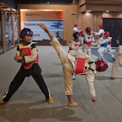 اكاديمية ساعة الطفل الرياضي تدريبات التايكواندو ‎أكاديمية ساعة الطفل الرياضي هي مؤسسة متخصصة تُعنى بتطوير مهارات الأطفال في بيئة آمنة ومراقبة. تم تصميم جميع مرافق الأكاديمية بعناية لتلبية احتياجات الطلاب بما يضمن تقديم خدمات متكاملة تشمل الجوانب الرياضية، الثقافية، والسلوكية. من خلال هذه الخدمات، تبرز الأكاديمية كواحدة من المؤسسات الرائدة في هذا المجال. توفر الأكاديمية برامج تدريبية متجددة في مختلف المجالات الرياضية مثل كرة القدم، التايكواندو، الكاراتيه، الدفاع عن النفس، والسباحة. تهدف هذه البرامج إلى تعزيز القدرات البدنية للأطفال وتحسين مهاراتهم الرياضية بشكل عام. علاوة على ذلك، تُقدم الأكاديمية برامج تعديل السلوك التي تساهم في تحسين الجوانب النفسية والسلوكية للطلاب، مما يساعدهم على تحقيق توازن شامل في حياتهم. كما تهتم أكاديمية ساعة الطفل الرياضي بمتابعة النظام الصحي والنفسي للأطفال، حيث تقدم برامج مخصصة لمتابعة الوزن وتقديم النصائح الغذائية الصحية. يتم تنفيذ هذه البرامج تحت إشراف متخصصين في مجالات الصحة النفسية والتغذية، مما يضمن حصول الأطفال على الرعاية اللازمة لتحقيق أهدافهم الصحية والبدنية. تسعى الأكاديمية إلى توفير بيئة شاملة تساعد الأطفال على النمو والتطور في جميع النواحي. يحصل الطفل في الأكاديمية على العناية النفسية، الرياضية، والعلمية، مما يسهم في بناء شخصية متكاملة وقادرة على مواجهة التحديات المستقبلية. بفضل الله، تمكنت أكاديمية ساعة الطفل الرياضي من خلق بيئة تعليمية مُحفزة وممتعة، مما يجعلها الخيار المثالي للأهل الذين يسعون لتوفير أفضل الفرص لأطفالهم. أكاديمية ساعة الطفل الرياضي للأطفال تقدم برنامجاً يومياً يتضمن أكثر من 5 ساعات من الأنشطة المتنوعة التي تهدف إلى تفريغ طاقات الأطفال في المكان المناسب. البرنامج يشمل مجموعة واسعة من الأنشطة التعليمية والترفيهية التي تساعد على تنمية مهارات الطفل بشكل شامل. من بين هذه الأنشطة، تعليم وتحسين الخط العربي الذي سيتم إدراجه قريبا ، و المحافظه على أوقات الصلاه، وهي أنشطة تساهم في تنمية الجوانب العلمية والدينية للطفل. كما توفر الأكاديمية مرافق مخصصة للأطفال تشمل ملاعب متعددة الاستخدامات، مسبح، وصالات تدريب للألعاب القتالية. هذه المرافق تم تجهيزها بأحدث المعدات وتدار بواسطة مدربين محترفين لضمان سلامة الأطفال وتقديم تجربة تعليمية ممتعة. الألعاب الترفيهية مثل تيليماتش وألعاب اللياقة البدنية تساهم في تعزيز النشاط البدني للأطفال، كما أنها تساعدهم على تطوير مهارات التعاون والعمل الجماعي. لتعزيز الدافعية والتحفيز، تقدم الأكاديمية جوائز ومكافآت مستمرة للأطفال. هذه الجوائز ليست فقط لتحفيزهم على المشاركة في الأنشطة، بل أيضاً لتعزيز الثقة بالنفس والشعور بالإنجاز. التنوع الكبير في البرامج والمرافق يتيح للأطفال فرصاً متعددة لاكتشاف مواهبهم وتطويرها، سواء كانت في المجال الرياضي أو العلمي أو النفسي. بفضل هذا التنوع، يمكن للأطفال في أكاديمية ساعة الطفل الرياضي تنمية مهاراتهم بطريقة شاملة تتضمن جميع الجوانب النفسية، الرياضية، والعلمية. إن الأكاديمية تركز على توفير بيئة آمنة وداعمة تتيح للأطفال الفرصة للتعلم والنمو في جو من المرح والإبداع. ‎#نادي_أطفال_في#حائل,#نادي_أطفال,#كوره_قدم,#كره_قدم#تدريب_سباحه_للاطفال#لياقه#تدريب_ لياقه_للأطفال #تخسيس_للاطفال #تعديل_سلوكي #للاطفال #اكاديمية_أطفال #الطفل_ السعيد,#كراتيه #كراتيه_للاطفال #العاب_اطفال_في_حائل #العاب_أطفال #كره_طائره #جمباز_للاطفال #جمباز_في_حائل #العاب_ترفيه_للاطفال #العاب_ترفيه #أطفال #اطفال #طفل #نادي_الطفل